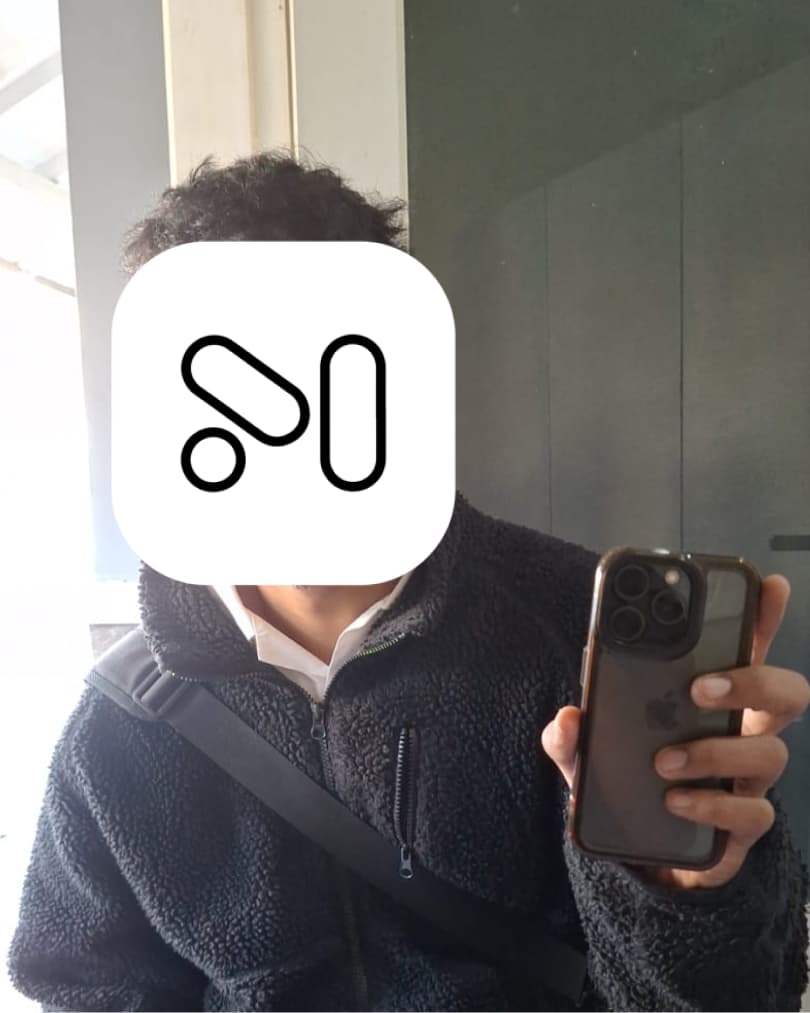 Pelanggan Menyewa™ bersama unit iPhone yang disewa (1)