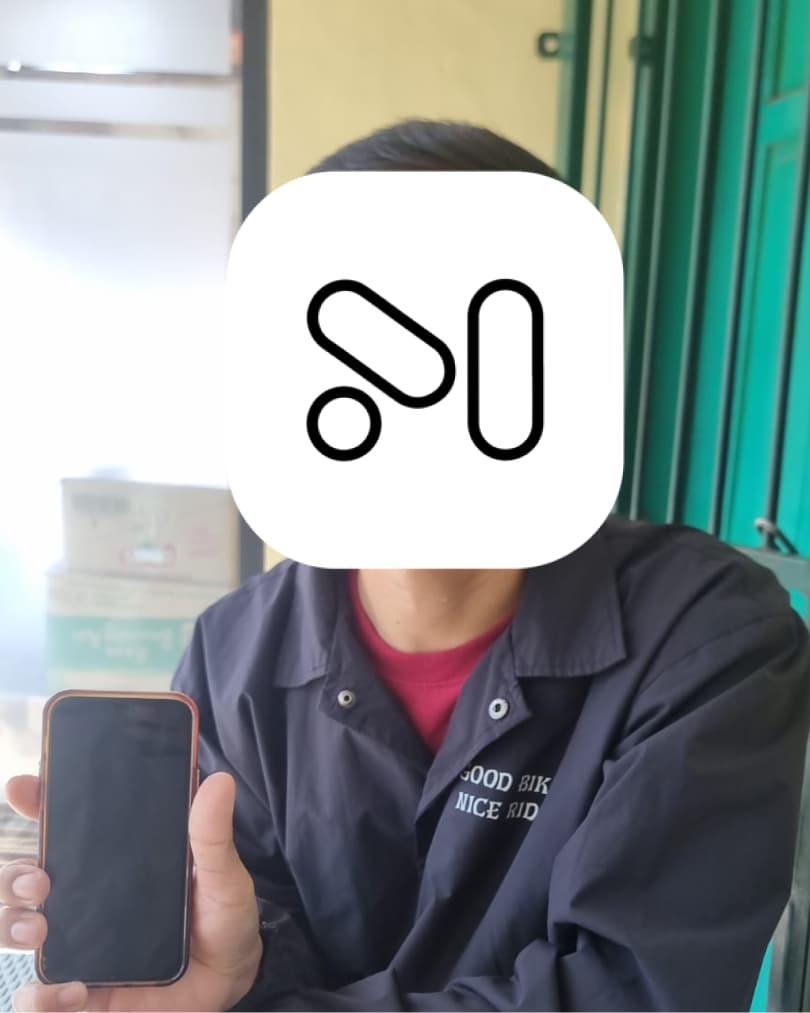 Pelanggan Menyewa™ bersama unit iPhone yang disewa (2)