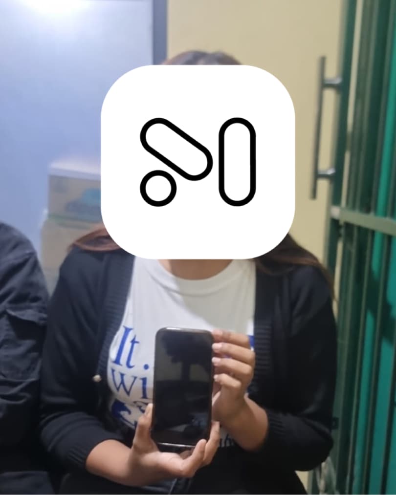 Pelanggan Menyewa™ bersama unit iPhone yang disewa (6)